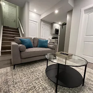 Guest house Private Cozy Secondary Suite, 2 Bedrooms, Separate Entrance, Calgary